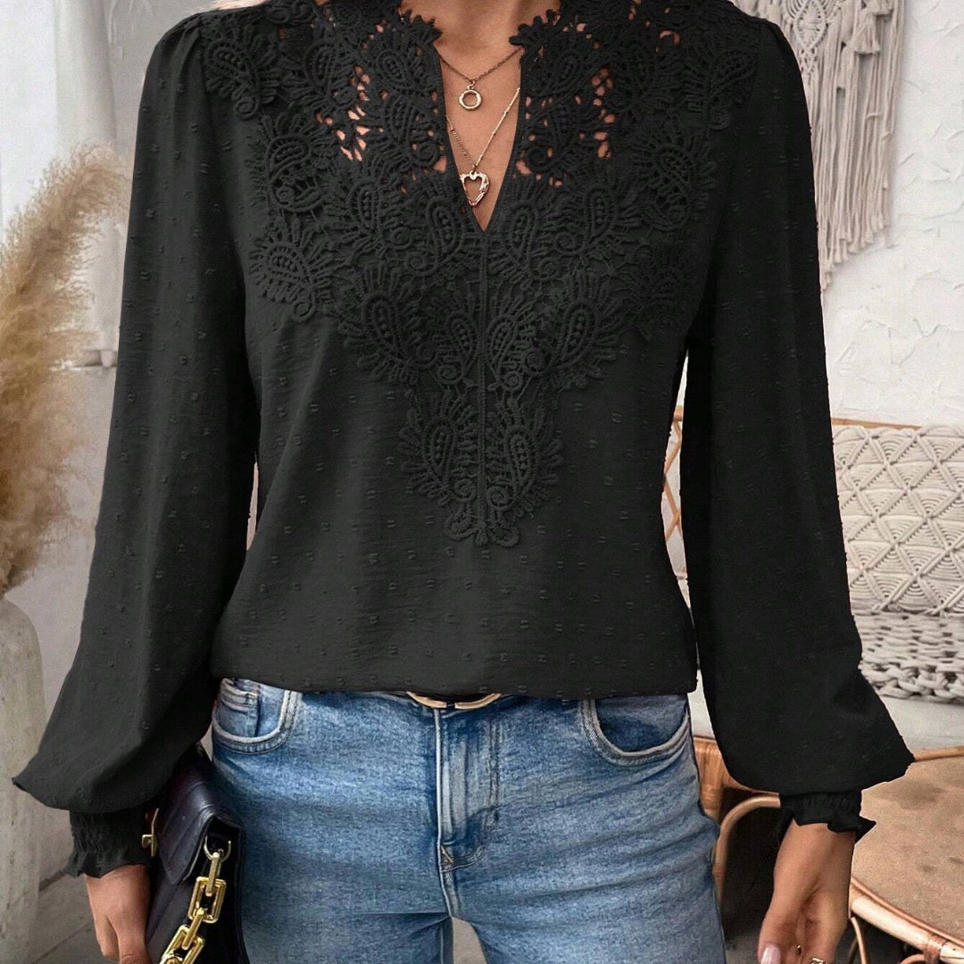 MARISE™ | Blouse à col en V avec détails féminins.