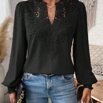 MARISE™ | Blouse à col en V avec détails féminins.