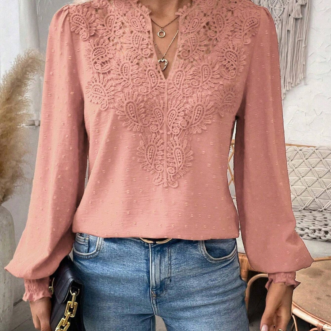 MARISE™ | Blouse à col en V avec détails féminins.