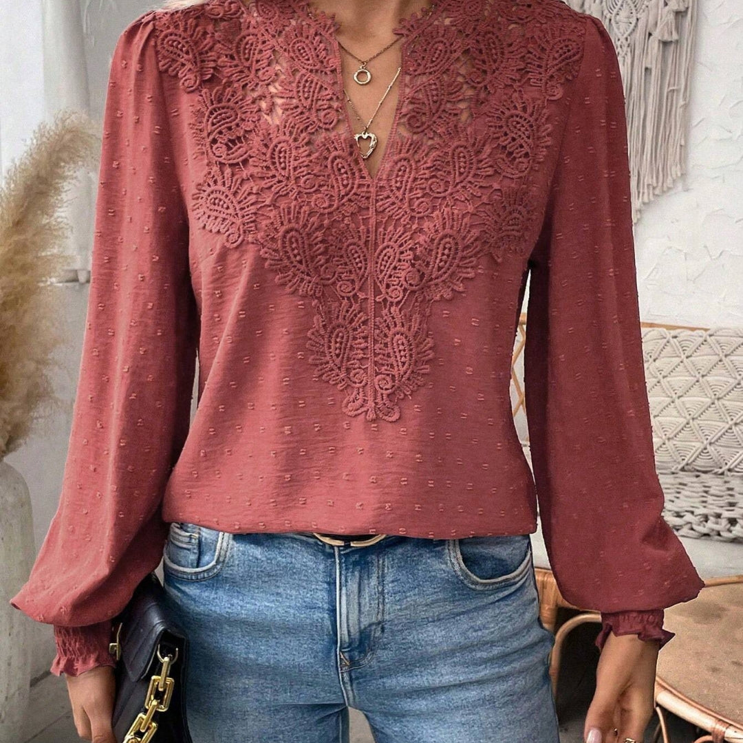 MARISE™ | Blouse à col en V avec détails féminins.