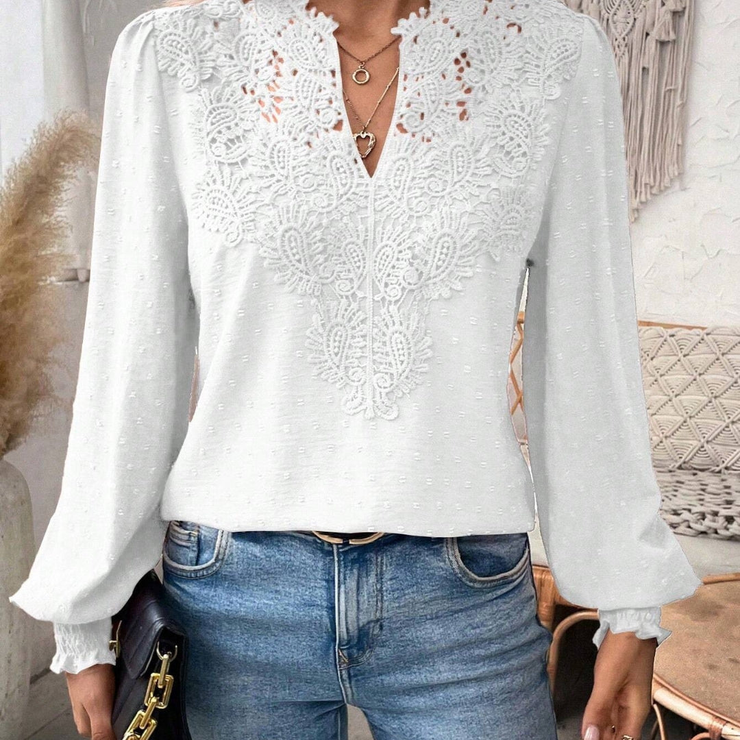 MARISE™ | Blouse à col en V avec détails féminins.