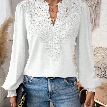 MARISE™ | Blouse à col en V avec détails féminins.